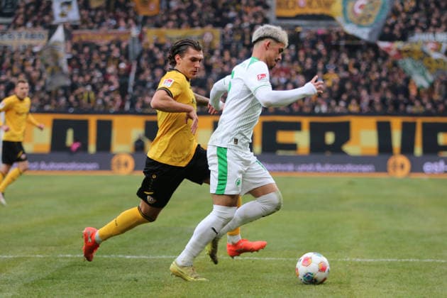 17.01.2026 Fußball Herren 2025 2026 2. Bundesliga 18. Spieltag SG Dynamo Dresden - SpVgg Greuther Fürth Rudolf-Harbig-Stadion Dresden Julian Pauli (Dresden, 13, gelb) im Laufduell mit Aaron Keller (Fürth, 16, grünweiß). Dresden Sachsen Deutschland
