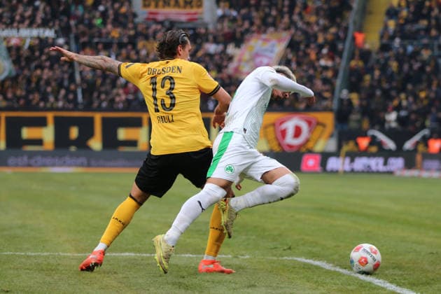 17.01.2026 Fußball Herren 2025 2026 2. Bundesliga 18. Spieltag SG Dynamo Dresden - SpVgg Greuther Fürth Rudolf-Harbig-Stadion Dresden Julian Pauli (Dresden, 13, gelb) mit einem Foul an Aaron Keller (Fürth, 16, grünweiß). Dresden Sachsen Deutschland