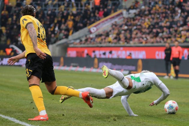 17.01.2026 Fußball Herren 2025 2026 2. Bundesliga 18. Spieltag SG Dynamo Dresden - SpVgg Greuther Fürth Rudolf-Harbig-Stadion Dresden Julian Pauli (Dresden, 13, gelb) mit einem Foul an Aaron Keller (Fürth, 16, grünweiß). Dresden Sachsen Deutschland