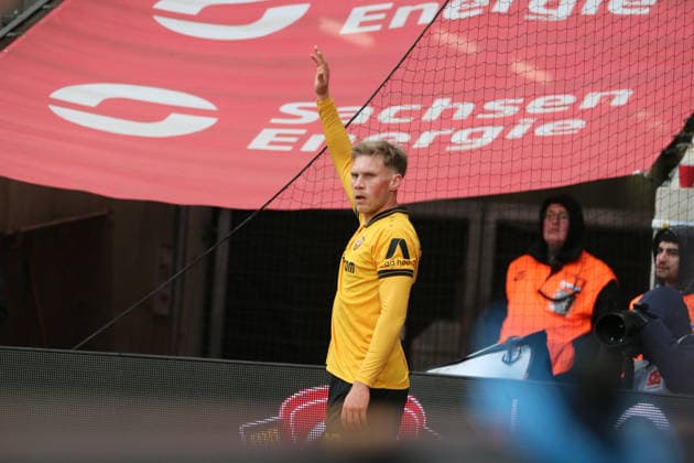 17.01.2026 Fußball Herren 2025 2026 2. Bundesliga 18. Spieltag SG Dynamo Dresden - SpVgg Greuther Fürth Rudolf-Harbig-Stadion Dresden Jonas Sterner (Dresden, 32, gelb) zeigt eine Eckballvariante an. Dresden Sachsen Deutschland