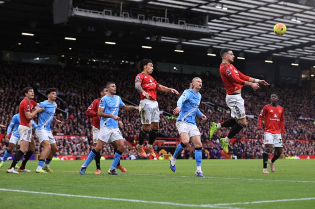Manchester United, ManU v Manchester City 17 January 2026 Manchester - Premier League - Manchester United v Manchester City - United defend a City free-kick - Photo: Simon Stacpoole Offside. Manchester UK Copyright: xSimonxStacpoolexOffside