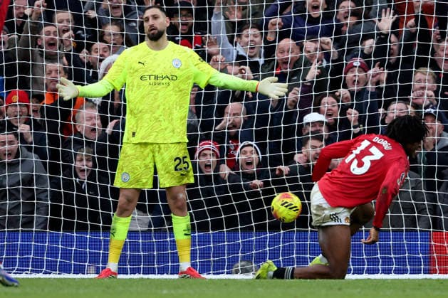 Manchester United, ManU v Manchester City - Premier League Gianluigi Donnarumma, goalkeeper of Manchester City reacts as Patrick Dorgu of Manchester United scores 2nd goal during the Premier League match between Manchester United and Manchester City at Old Trafford on January 17, 2026 in Manchester, England. WARNING! This Photograph May Only Be Used For Newspaper And Or Magazine Editorial Purposes. May Not Be Used For Publications Involving 1 player, 1 Club Or 1 Competition Without Written Authorisation From Football DataCo Ltd. For Any Queries, Please Contact Football DataCo Ltd on +44 (0) 207 864 9121 Manchester Old Trafford England United Kingdom Copyright: xAllstarxPicturexLibraryxLtdx