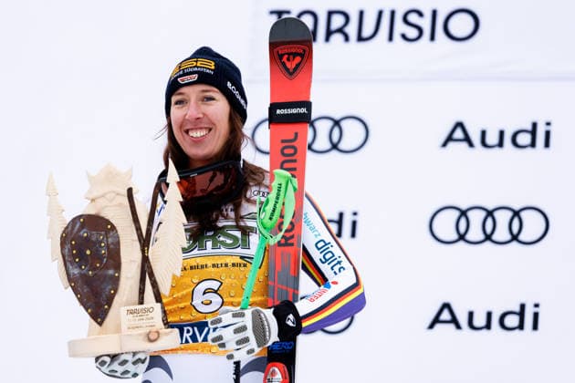 ALPINE SKIING - FIS WC Tarvisio TARVISIO,ITALY,17.JAN.26 - ALPINE SKIING - FIS World Cup, downhill, ladies. Image shows Kira Weidle-Winkelmann (GER). Keywords: trophy.  GEPAxpictures xMaticxKlansek
