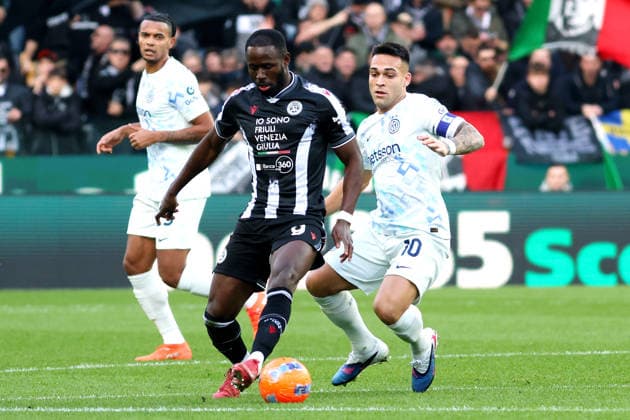Udinese s Keinan Davis fights for the ball with Inter Milan™s Lautaro Martinez during the Serie A soccer match between Udinese and Inter at the Bluenergy Stadium in Udine, north east Italy - Saturday, January 17,2026 - soccer  Copyright: xAndreaxBressanutti LaPressex