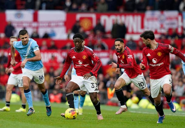 Manchester, England, 17th January 2026. Kobbie Mainoo of Manchester United, ManU surges forward during the Manchester United vs Manchester City Premier League match at Old Trafford, Manchester. Picture credit should read: Andrew Yates Sportimage EDITORIAL USE ONLY. No use with unauthorised audio, video, data, fixture lists, club league logos or live services. Online in-match use limited to 120 images, no video emulation. No use in betting, games or single club league player publications. SPI_106_AY_ManUtd_ManCity SPI-4456-0105