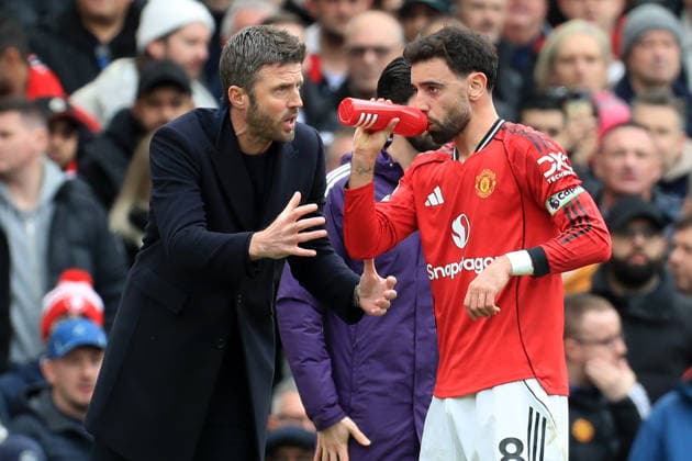 17th January 2026; Old Trafford, Manchester, England; Premier League Football, Manchester United, ManU versus Manchester City; Manchester United manager Michael Carrick issues instructions to Bruno Fernandes  DavidxBlunsden