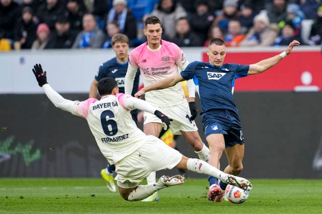 v.li.: Equi Fernandez (Ezequiel Fernandez, B04, 6), Tim Lemperle (Hoffenheim, 19), Zweikampf, Spielszene, Duell, duel, tackle, tackling, Dynamik, Action, Aktion, 17.01.2026, Sinsheim (Deutschland), Fussball, Bundesliga, TSG 1899 Hoffenheim - Bayer 04 Leverkusen, DFB DFL REGULATIONS PROHIBIT ANY USE OF PHOTOGRAPHS AS IMAGE SEQUENCES AND OR QUASI-VIDEO. *** v li Equi Fernandez Ezequiel Fernandez, B04, 6 , Tim Lemperle Hoffenheim, 19 , duel, duel scene, duel, tackle, tackling, dynamics, action, action, 17 01 2026, Sinsheim Germany , Football, Bundesliga, TSG 1899 Hoffenheim Bayer 04 Leverkusen, DFB DFL REGULATIONS PROHIBIT ANY USE OF PHOTOGRAPHS AS IMAGE SEQUENCES AND OR QUASI VIDEO xozx