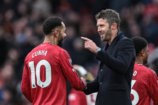 Premier League Manchester United, ManU vs Manchester City Michael Carrick interim head coach of Manchester United shakes hands with Matheus Cunha of Manchester United as they celebrate the 2-0 win during the Premier League match Manchester United vs Manchester City at Old Trafford, Manchester, United Kingdom, 17th January 2026 (Photo by Mark Cosgrove News Images) Manchester Old Trafford Greater Manchester United Kingdom Copyright: xMarkxCosgrove NewsxImagesx