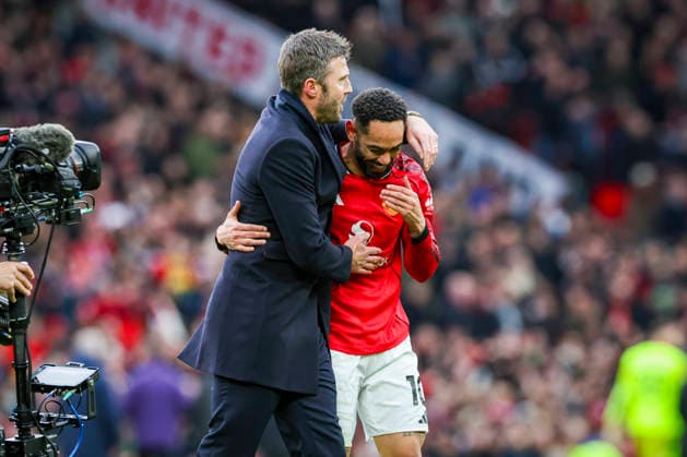 Manchester United, ManU v Manchester City, Premier League Manchester United first team head coach Michael Carrick (Manager) celebrates with Manchester United forward Matheus Cunha (10) after the match 2-0 during the Manchester United v Manchester City Premier League match at Old Trafford, Manchester, England on 17 January 2026 Credit: Phil Duncan Every Second Media Editorial use only. All images are copyright Every Second Media Limited. No images may be reproduced without prior permission. All rights reserved. Premier League and Football League images are subject to licensing agreements with Football DataCo Limited. see https: www.football-dataco.com Copyright: xIMAGO EveryxSecondxMediax ESM-1760-0033 PhilxDuncanx xEveryxSecondxMediax