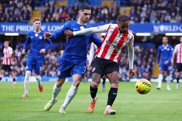 London, England, 17th January 2026. Pedro Neto of Chelsea and Rico Henry of Brentford challenge for the ball during the Chelsea vs Brentford Premier League match at Stamford Bridge, London. Picture credit should read: Paul Terry Sportimage EDITORIAL USE ONLY. No use with unauthorised audio, video, data, fixture lists, club league logos or live services. Online in-match use limited to 120 images, no video emulation. No use in betting, games or single club league player publications. SPI_031_PT_Chelsea_Brentford SPI-4458-0031
