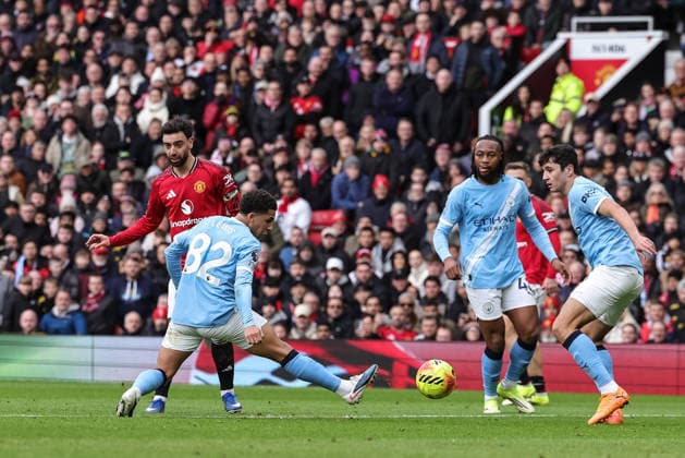 Premier League Manchester United, ManU vs Manchester City Bruno Fernandes of Manchester United shoots on goal during the Premier League match Manchester United vs Manchester City at Old Trafford, Manchester, United Kingdom, 17th January 2026 (Photo by Mark Cosgrove News Images) Manchester Old Trafford Greater Manchester United Kingdom Copyright: xMarkxCosgrove NewsxImagesx