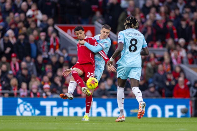 Football - FA Premier League - Liverpool FC v Burnley FC LIVERPOOL, ENGLAND - Saturday, January 17, 2026: Liverpool s (L-R) Hugo Ekitike is challenged by Burnley s Maxime Esteve during the FA Premier League match between Liverpool FC and Burnley FC at Anfield. (Photo by David Rawcliffe Propaganda) LIVERPOOL Anfield MERSEYSIDE ENGLAND  Copyright: xDavidxRawcliffex P2026-01-17-Liverpool_Burnley-44