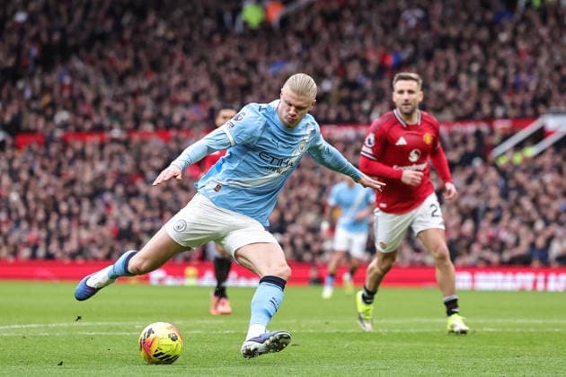 Premier League Manchester United, ManU vs Manchester City Erling Haaland of Manchester City shoots on goal during the Premier League match Manchester United vs Manchester City at Old Trafford, Manchester, United Kingdom, 17th January 2026 (Photo by Mark Cosgrove News Images) Manchester Old Trafford Greater Manchester United Kingdom Copyright: xMarkxCosgrove NewsxImagesx