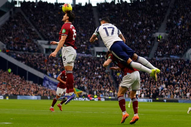 Tottenham Hotspur v West Ham, London, UK - 17 Jan 2026 Konstantinos Mavropanos of West Ham United and Cristian Romero of Tottenham Hotspur during the Premier League match between Tottenham and West Ham at the Tottenham Hotspur Stadium, Tottenham, London on 17 January 2026. London Tottenham Hotspur Stadium London GBR Copyright: xTomxCusden PPAUKx PPA-240649