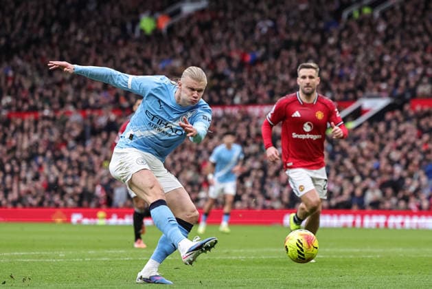 Premier League Manchester United, ManU vs Manchester City Erling Haaland of Manchester City shoots on goal during the Premier League match Manchester United vs Manchester City at Old Trafford, Manchester, United Kingdom, 17th January 2026 (Photo by Mark Cosgrove News Images) Manchester Old Trafford Greater Manchester United Kingdom Copyright: xMarkxCosgrove NewsxImagesx