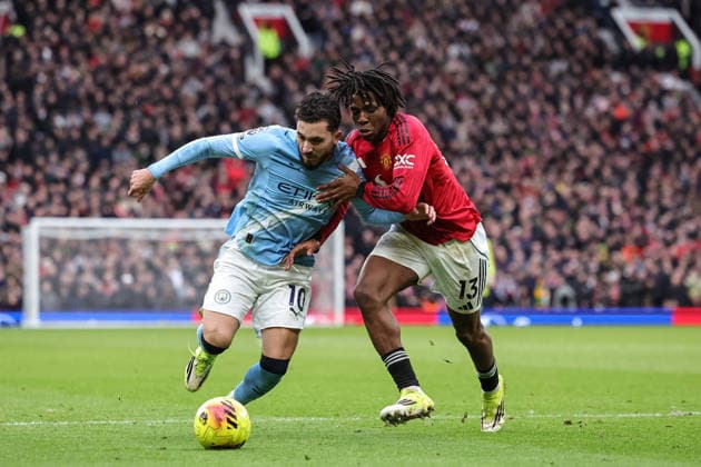 Premier League Manchester United, ManU vs Manchester City Rayan Cherki of Manchester City holds off Patrick Dorgu of Manchester United during the Premier League match Manchester United vs Manchester City at Old Trafford, Manchester, United Kingdom, 17th January 2026 (Photo by Mark Cosgrove News Images) Manchester Old Trafford Greater Manchester United Kingdom Copyright: xMarkxCosgrove NewsxImagesx
