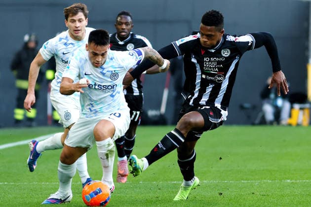 Inter Milan™s Lautaro Martinez fights for the ball with Udinese™s Christian Kabasele during the Serie A soccer match between Udinese and Inter at the Bluenergy Stadium in Udine, north east Italy - Saturday, January 17,2026 - soccer  Copyright: xAndreaxBressanutti LaPressex