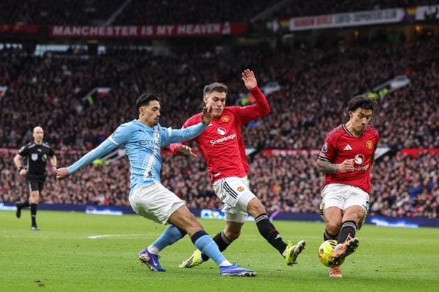Premier League Manchester United, ManU vs Manchester City Lisandro Martinez of Manchester United blocks a shot off Tijjani Reijnders of Manchester City during the Premier League match Manchester United vs Manchester City at Old Trafford, Manchester, United Kingdom, 17th January 2026 (Photo by Mark Cosgrove News Images) Manchester Old Trafford Greater Manchester United Kingdom Copyright: xMarkxCosgrove NewsxImagesx