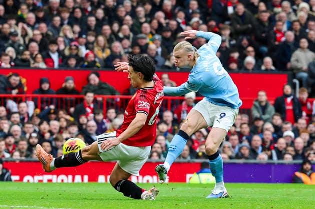 Manchester United, ManU v Manchester City, Premier League Manchester City forward Erling Haaland (9) (Haland) shoots at goal Manchester United defender Lisandro Martinez (6) tackles during the Manchester United v Manchester City Premier League match at Old Trafford, Manchester, England on 17 January 2026 Credit: Phil Duncan Every Second Media Editorial use only. All images are copyright Every Second Media Limited. No images may be reproduced without prior permission. All rights reserved. Premier League and Football League images are subject to licensing agreements with Football DataCo Limited. see https: www.football-dataco.com Copyright: xIMAGO EveryxSecondxMediax ESM-1760-0053 PhilxDuncanx xEveryxSecondxMediax