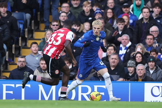17th January 2026; Stamford Bridge, Chelsea, London, England: Premier League Football, Chelsea versus Brentford; Alejandro Garnacho of Chelsea taking on Michael Kayode of Brentford  KatiexChan