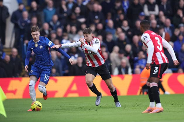 17th January 2026; Stamford Bridge, Chelsea, London, England: Premier League Football, Chelsea versus Brentford; Cole Palmer of Chelsea dribbles past Vitaly Janelt of Brentford  KatiexChan