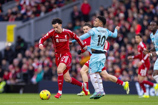 Football - FA Premier League - Liverpool FC v Burnley FC LIVERPOOL, ENGLAND - Saturday, January 17, 2026: Liverpool s Curtis Jones (L) is challenged by Burnley s Marcus Edwards during the FA Premier League match between Liverpool FC and Burnley FC at Anfield. (Photo by David Rawcliffe Propaganda) LIVERPOOL Anfield MERSEYSIDE ENGLAND  Copyright: xDavidxRawcliffex P2026-01-17-Liverpool_Burnley-45