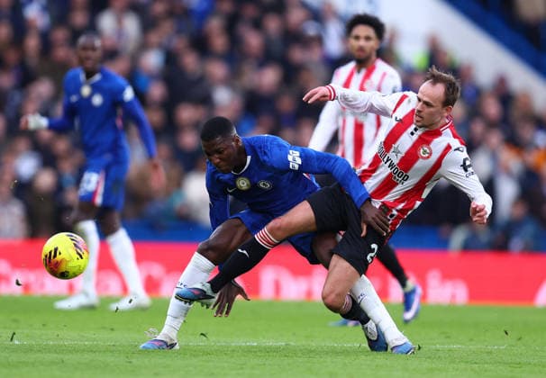 London, England, 17th January 2026. MoisÃ s Caicedo of Chelsea and Mikkel Damsgaard of Brentford challenge for the ball during the Chelsea vs Brentford Premier League match at Stamford Bridge, London. Picture credit should read: Paul Terry Sportimage EDITORIAL USE ONLY. No use with unauthorised audio, video, data, fixture lists, club league logos or live services. Online in-match use limited to 120 images, no video emulation. No use in betting, games or single club league player publications. SPI_033_PT_Chelsea_Brentford SPI-4458-0033