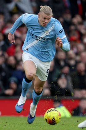 Manchester United, ManU v Manchester City - Premier League Erling Haaland of Manchester City on the ball during the Premier League match between Manchester United and Manchester City at Old Trafford on January 17, 2026 in Manchester, England. WARNING! This Photograph May Only Be Used For Newspaper And Or Magazine Editorial Purposes. May Not Be Used For Publications Involving 1 player, 1 Club Or 1 Competition Without Written Authorisation From Football DataCo Ltd. For Any Queries, Please Contact Football DataCo Ltd on +44 (0) 207 864 9121 Manchester Old Trafford England United Kingdom Copyright: xAllstarxPicturexLibraryxLtdx