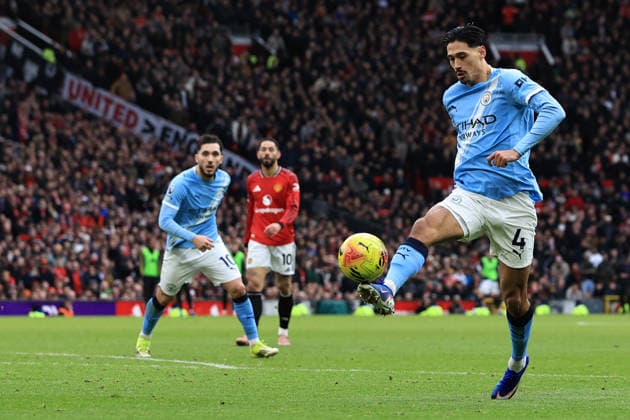 17th January 2026; Old Trafford, Manchester, England; Premier League Football, Manchester United, ManU versus Manchester City; Tijjani Reijnders of Manchester City controls the ball  DavidxBlunsden