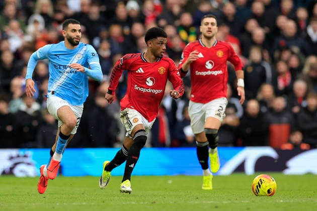 Manchester United, ManU v Manchester City, Premier League Amad Diallo (16) of Manchester United runs with the ball during the Premier League match between Manchester United and Manchester City at Old Trafford, Manchester, UK on 17 January 2026. Manchester Old Trafford Greater Manchester UK Editorial use only DataCo restrictions apply See www.football-dataco.com , Copyright: xConorxMolloyx PSI-23576-0132