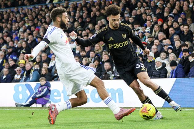 Antonee Robinson (33 Fulham) controls the ball during the Premier League match between Leeds United and Fulham at Elland Road in Leeds, England on January 17th 2026. Copyright: xSeanxChandlerx xSPPx Sportspressphoto_SPR82376