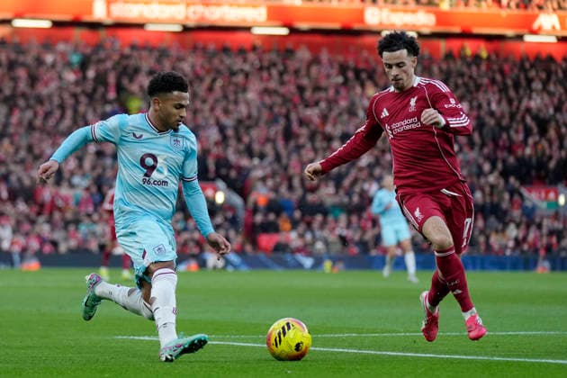 Liverpool v Burnley, Liverpool, UK - 17 Jan 2026 Curtis Jones of Liverpool battles for the ball with Marcus Edwards of Burnley during the Premier League match between Liverpool and Burnley at Anfield, Liverpool on 17 January 2026 ( Liverpool Anfield Liverpool England Copyright: xHarryxCornish PPAUKx PPA-240724