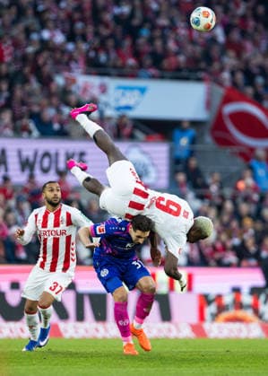 Köln, RheinEnergieStadion, 17.01.2026: Dominik Kohr of Mainz challenges Ragnar Ache of Koeln during the 1.Bundesliga match 1.FC Koeln vs. FSV Mainz 05. *** Köln, RheinEnergieStadion, 17 01 2026 Dominik Kohr of Mainz challenges Ragnar Ache of Koeln during the 1 Bundesliga match 1 FC Koeln vs FSV Mainz 05