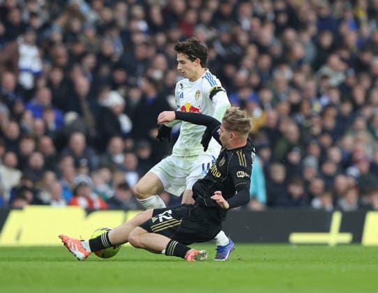 Leeds, England, 17th January 2026. Brenden Aaronson (L) of Leeds United in action with Emile Smith Rowe of Fulham during the Leeds United vs Fulham Premier League match at Elland Road, Leeds. Picture credit should read: Nigel Roddis Sportimage EDITORIAL USE ONLY. No use with unauthorised audio, video, data, fixture lists, club league logos or live services. Online in-match use limited to 120 images, no video emulation. No use in betting, games or single club league player publications. SPI_025_NR_NEWC_FULH SPI-4457-0025