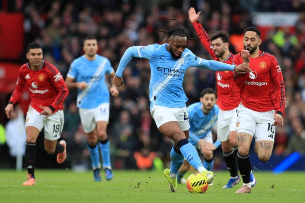 17th January 2026; Old Trafford, Manchester, England; Premier League Football, Manchester United, ManU versus Manchester City; Antoine Semenyo of Manchester City takes on Matheus Cunha of Manchester United  DavidxBlunsden