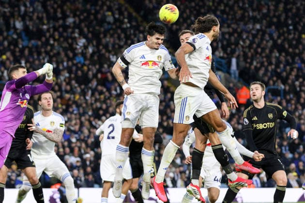 Pascal Struijk (5 Leeds United) heads the ball during the Premier League match between Leeds United and Fulham at Elland Road in Leeds, England on January 17th 2026. Copyright: xSeanxChandlerx xSPPx Sportspressphoto_SPR82379