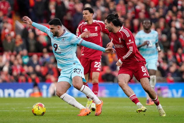 Liverpool v Burnley, Liverpool, UK - 17 Jan 2026 Armando Broja of Burnley and Dominik Szoboszlai of Liverpool during the Premier League match between Liverpool and Burnley at Anfield, Liverpool on 17 January 2026 ( Liverpool Anfield Liverpool England Copyright: xHarryxCornish PPAUKx PPA-240729
