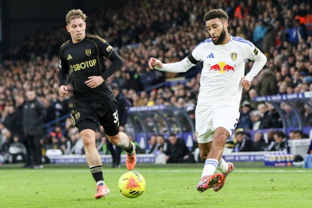 Jayden Bogle (2 Leeds United) controls the ball during the Premier League match between Leeds United and Fulham at Elland Road in Leeds, England on January 17th 2026. Copyright: xSeanxChandlerx xSPPx Sportspressphoto_SPR82381