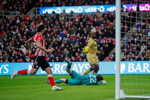 Sunderland v Crystal Palace, Premier League Robin Roefs of Sunderland saves at the feet of Jean-Philippe Mateta of Crystal Palace during the Premier League match between Sunderland and Crystal Palace at the Stadium Of Light, Sunderland, UK on 17 January 2026. Sunderland Stadium Of Light Tyne and Wear UK Editorial use only DataCo restrictions apply See www.football-dataco.com , Copyright: xCraigxCowanx PSI-23591-0038