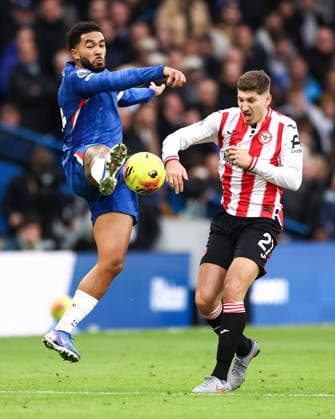 Chelsea v Brentford 17 January 2026, London - Premier League Football - Chelsea v Brentford - Reece James of Chelsea and Vitaly Janelt of Brentford - Photo: Jacques Feeney Offside. London UK Copyright: xJacquesxFeeneyx xOffsidexOffside
