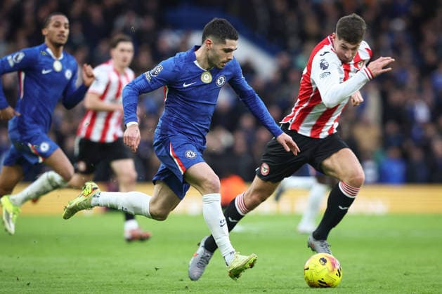 Chelsea v Brentford, Premier League Pedro Neto of Chelsea attacks, Vitaly Janelt of Brentford defends during the Chelsea v Brentford Premier League match at Stamford Bridge, London, England on 17 January 2026 Credit: Ian Stephen Every Second Media Editorial use only. All images are copyright Every Second Media Limited. No images may be reproduced without prior permission. All rights reserved. Premier League and Football League images are subject to licensing agreements with Football DataCo Limited. see https: www.football-dataco.com Copyright: xIMAGO EveryxSecondxMediax ESM-1758-0020 IanxStephenx xEveryxSecondxMediax