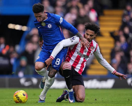 Premier League Chelsea vs Brentford Enzo Fernandez of Chelsea and Kevin Schade of Brentford battle in the penalty area during the Premier League match Chelsea vs Brentford at Stamford Bridge, London, United Kingdom, 17th January 2026 (Photo by Harvey Murphy News Images) Copyright: xHarveyxMurphy NewsxImagesx