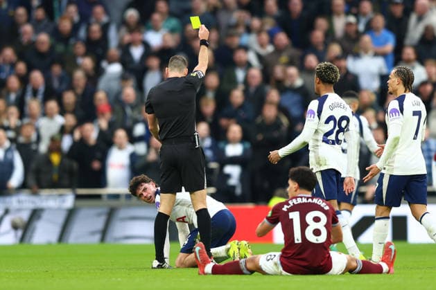 Tottenham Hotspur v West Ham United, Premier League Referee Jarred Gillett shows Tottenham Hotspur midfielder Archie Gray (14) a yellow card during the Tottenham Hotspur v West Ham United Premier League match at the Tottenham Hotspur Stadium, London, England on 17 January 2026 Credit: Sally Rawlins Every Second Media Editorial use only. All images are copyright Every Second Media Limited. No images may be reproduced without prior permission. All rights reserved. Premier League and Football League images are subject to licensing agreements with Football DataCo Limited. see https: www.football-dataco.com Copyright: xIMAGO EveryxSecondxMediax ESM-1762-0036 SallyxRawlinsx xEveryxSecondxMediax