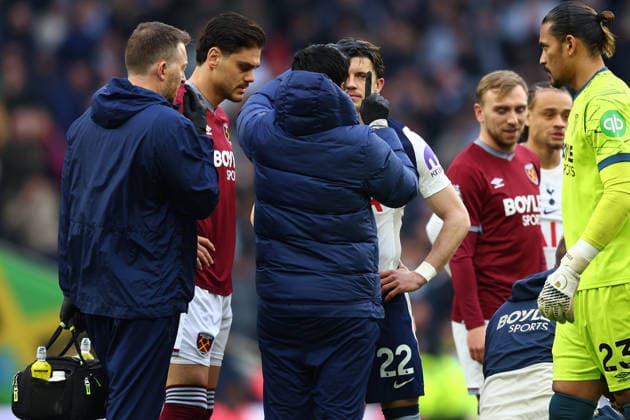 Tottenham Hotspur v West Ham United, Premier League Tottenham Hotspur midfielder Conor Gallagher (22) receives medical treatment during the Tottenham Hotspur v West Ham United Premier League match at the Tottenham Hotspur Stadium, London, England on 17 January 2026 Credit: Sally Rawlins Every Second Media Editorial use only. All images are copyright Every Second Media Limited. No images may be reproduced without prior permission. All rights reserved. Premier League and Football League images are subject to licensing agreements with Football DataCo Limited. see https: www.football-dataco.com Copyright: xIMAGO EveryxSecondxMediax ESM-1762-0040 SallyxRawlinsx xEveryxSecondxMediax