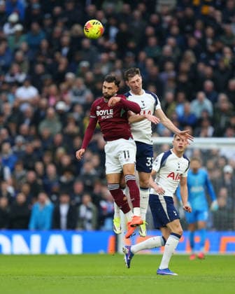 London, England, January 17 2026: Valentin Castellanos (11 West Ham United) and Ben Davies (33 Tottenham Hotspur) compete in the air for a header during the Premier League game between Tottenham Hotspur and West Ham United at Tottenham Hotspur Stadium in London, England. (Photo by Jay Patel Sports Press Photo SPP) Copyright: xJayxPatel SportsxPressxPhoto SPPx Sportspressphoto_SPR82384