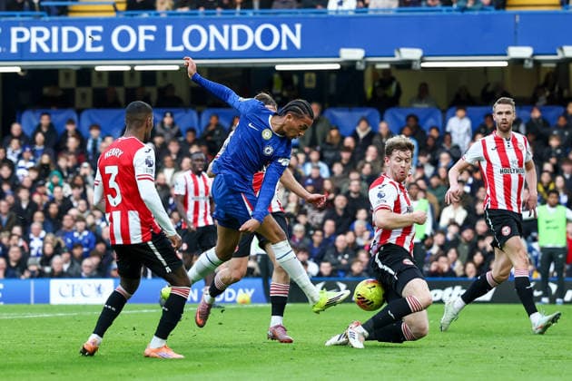 Chelsea v Brentford, Premier League Joao Pedro of Chelsea shoots at goal, blocked by Nathan Collins of Brentford during the Chelsea v Brentford Premier League match at Stamford Bridge, London, England on 17 January 2026 Credit: Ian Stephen Every Second Media Editorial use only. All images are copyright Every Second Media Limited. No images may be reproduced without prior permission. All rights reserved. Premier League and Football League images are subject to licensing agreements with Football DataCo Limited. see https: www.football-dataco.com Copyright: xIMAGO EveryxSecondxMediax ESM-1758-0028 IanxStephenx xEveryxSecondxMediax