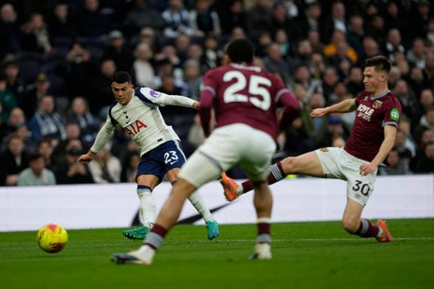 Tottenham Hotspur v West Ham United, Premier League Tottenham Hotspur defender Pedro Porro (23) crosses the ball during the Premier League match between Tottenham Hotspur and West Ham United at Tottenham Hotspur Stadium, London, UK on 17 January 2026. London Tottenham Hotspur Stadium London UK Editorial use only DataCo restrictions apply See www.football-dataco.com , Copyright: xStephenxFlynnx PSI-23578-0083