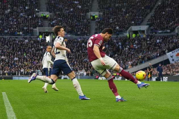 Tottenham Hotspur v West Ham United, Premier League West Ham United defender Konstantinos Mavropanos (15) clears the ball during the Premier League match between Tottenham Hotspur and West Ham United at Tottenham Hotspur Stadium, London, UK on 17 January 2026. London Tottenham Hotspur Stadium London UK Editorial use only DataCo restrictions apply See www.football-dataco.com , Copyright: xStephenxFlynnx PSI-23578-0094