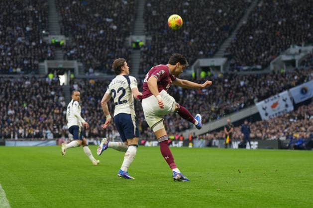 Tottenham Hotspur v West Ham United, Premier League West Ham United defender Konstantinos Mavropanos (15) clears the ball during the Premier League match between Tottenham Hotspur and West Ham United at Tottenham Hotspur Stadium, London, UK on 17 January 2026. London Tottenham Hotspur Stadium London UK Editorial use only DataCo restrictions apply See www.football-dataco.com , Copyright: xStephenxFlynnx PSI-23578-0095