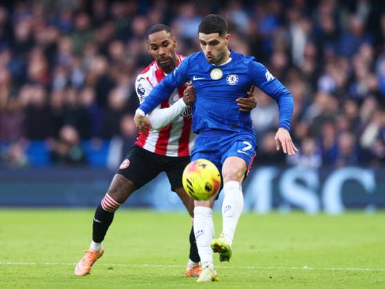 Chelsea v Brentford, English Premier League, Stamford Bridge, London, UK - 17 01 2026 Pedro Neto of Chelsea shields the ball from Rico Henry of Brentford during the Premier League game at Stamford Bridge London Stamford Bridge London GBR, UK NEWSPAPERS OUT Copyright: xMarkxGreenwoodx